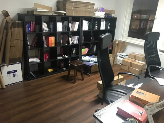 La primera oficina de Nolae, con estanterías llenas de álbumes